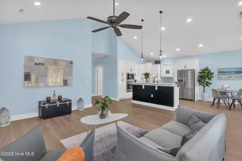 405 Ivy Ln, Carolina Beach, NC 28428