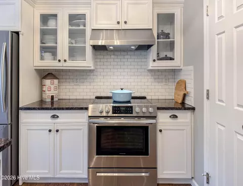 Kitchen - 329 Long Leaf Dr, Hampstead, NC 28443 photo 8 of 13