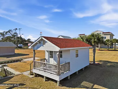 Exterior - 1044 Mallard Bay Rd, Hampstead, NC 28443 photo 6 of 9