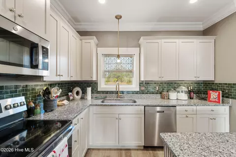 Kitchen - 428 Elgin Rd, Hubert, NC 28539 photo 7 of 11
