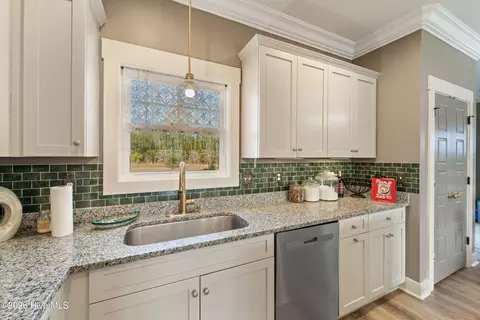 Kitchen - 428 Elgin Rd, Hubert, NC 28539 photo 6 of 11