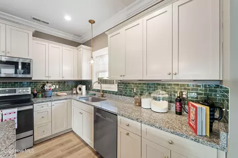 Kitchen - 428 Elgin Rd, Hubert, NC 28539 photo 10 of 11