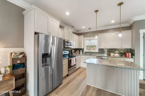 Kitchen - 428 Elgin Rd, Hubert, NC 28539 photo 3 of 11
