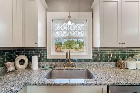 Kitchen - 428 Elgin Rd, Hubert, NC 28539 photo 8 of 11