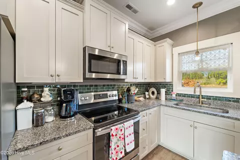 Kitchen - 428 Elgin Rd, Hubert, NC 28539 photo 5 of 11