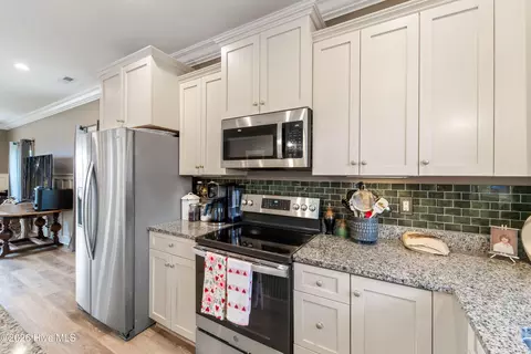 Kitchen - 428 Elgin Rd, Hubert, NC 28539 photo 9 of 11