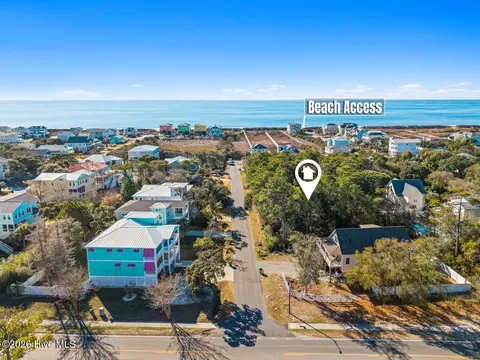 14 SE 68th St, Oak Island, NC 28465
