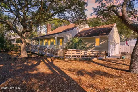 204 NE 36th St, Oak Island, NC 28465