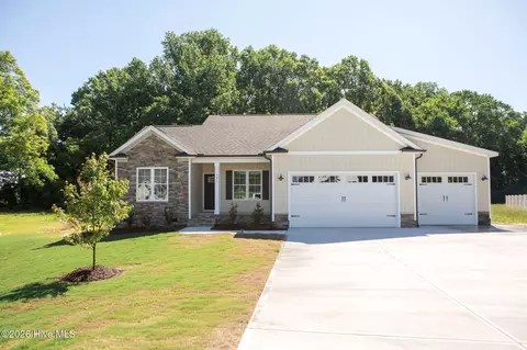 104 Lucky Ln, Pikeville, NC 27863