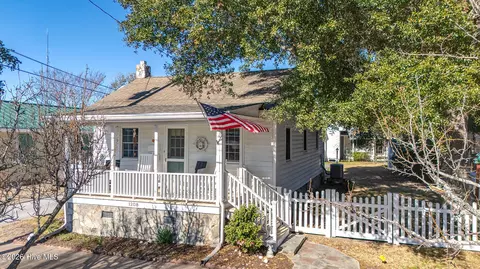 1208 Evans St, Morehead City, NC 28557