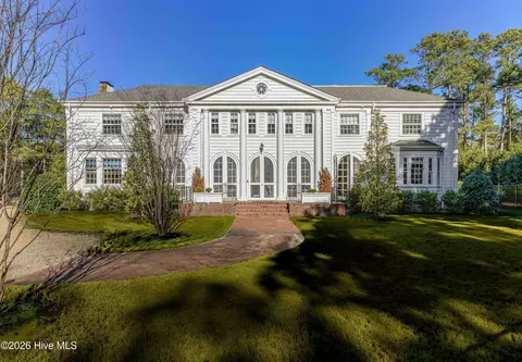 12 E Barrett Rd, Pinehurst, NC 28374