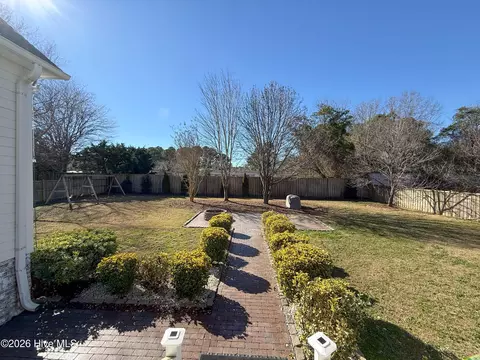 Exterior - 114 Cove Side Ln, Hampstead, NC 28443 photo 5 of 22