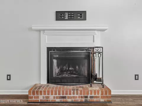 Living - 378 Riggs Rd, Hubert, NC 28539 photo 5 of 6