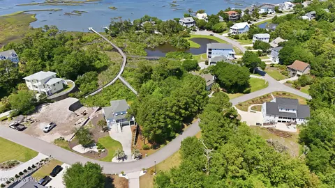 9806 Clarendon Dr, Emerald Isle, NC 28594
