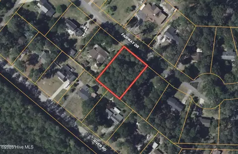 14 Fairway Dr, Washington, NC 27889