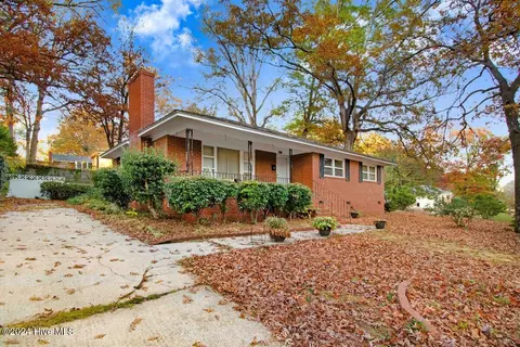 1902 Rogers Dr, Fayetteville, NC 28303