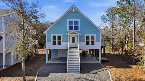 129 N Middleton Ave, Oak Island, NC 28465