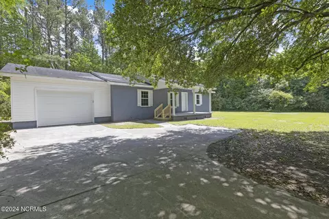 690 Maple Hill School Rd, Maple Hill, NC 28454