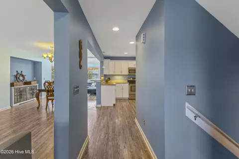 Entry Way - 412 Lakeview Dr, Hampstead, NC 28443 photo 1 of 3