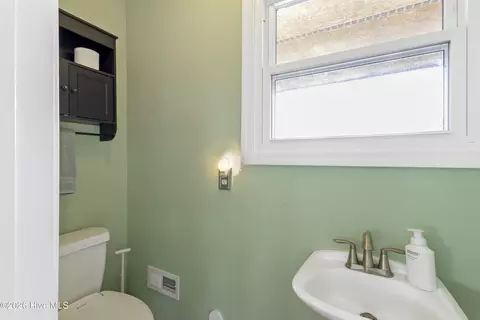 Bath - 412 Lakeview Dr, Hampstead, NC 28443 photo 5 of 5