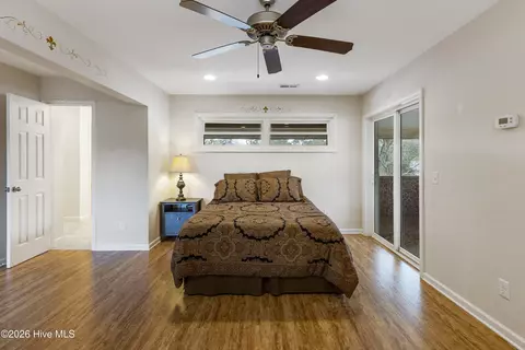 Bedroom - 412 Lakeview Dr, Hampstead, NC 28443 photo 4 of 7