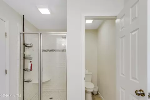 Bath - 412 Lakeview Dr, Hampstead, NC 28443 photo 3 of 5