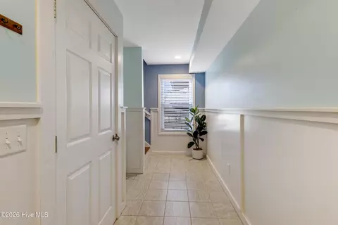 Entry Way - 412 Lakeview Dr, Hampstead, NC 28443 photo 3 of 3
