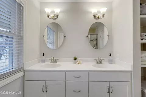 Bath - 412 Lakeview Dr, Hampstead, NC 28443 photo 2 of 5
