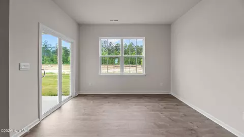 Living - 1013 Minnette Cir, New Bern, NC 28562 photo 2 of 3