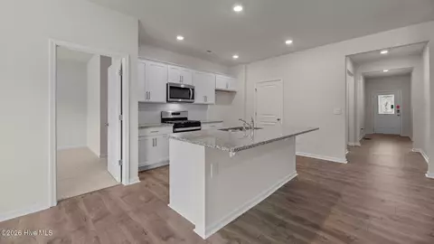 Entry Way - 1013 Minnette Cir, New Bern, NC 28562 photo 3 of 4
