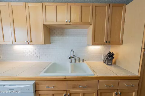 Kitchen - 212 W Kitty Hawk Rd, Kitty Hawk, NC 27949 photo 3 of 5
