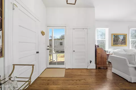 Entry Way - 303 E King St, Edenton, NC 27932 photo 5 of 10