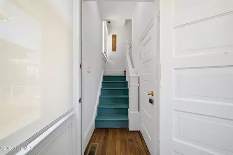 Entry Way - 303 E King St, Edenton, NC 27932 photo 7 of 10