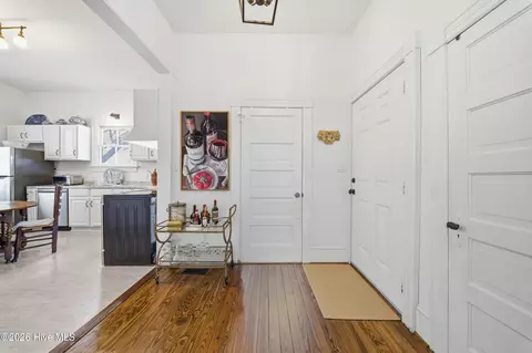 Entry Way - 303 E King St, Edenton, NC 27932 photo 4 of 10