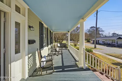Exterior - 303 E King St, Edenton, NC 27932 photo 3 of 7