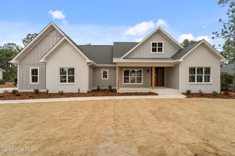 204 Longleaf Dr, West End, NC 27376