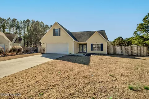 215 W Woodbine Ter, Burgaw, NC 28425