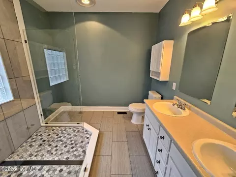 Bath - 7 Edgewater Dr, Smithfield, NC 27577 photo 4 of 7