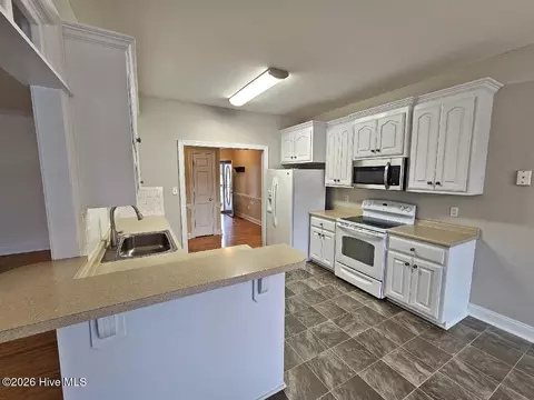Kitchen - 7 Edgewater Dr, Smithfield, NC 27577 photo 4 of 4