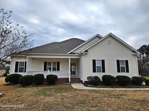 7 Edgewater Dr, Smithfield, NC 27577