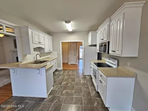 Kitchen - 7 Edgewater Dr, Smithfield, NC 27577 photo 3 of 4