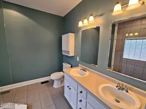 Bath - 7 Edgewater Dr, Smithfield, NC 27577 photo 5 of 7