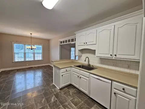 Kitchen - 7 Edgewater Dr, Smithfield, NC 27577 photo 2 of 4