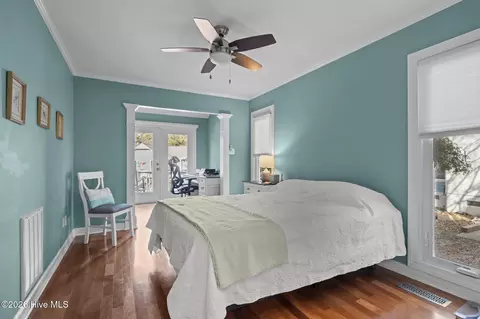 Bedroom - 214 Sandfiddler E, Emerald Isle, NC 28594 photo 2 of 5