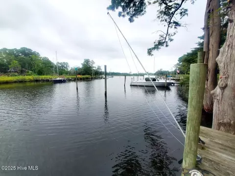 5630 Gondolier Dr, New Bern, NC 28560
