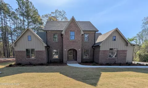 240 Paulson Ct, Pinehurst, NC 28374