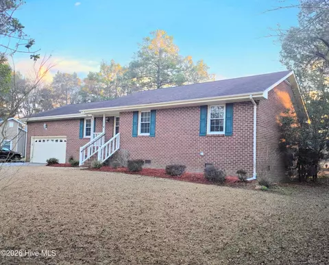 709 Plantation Dr, New Bern, NC 28562