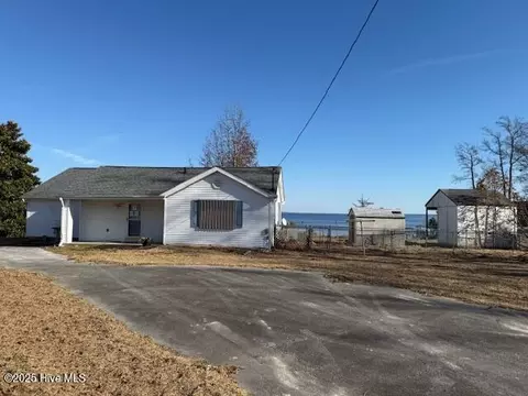 913 Stately Pines Rd, New Bern, NC 28560