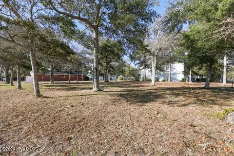 3 NE 48th St, Oak Island, NC 28465
