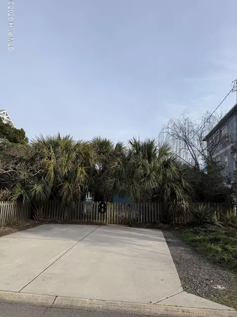 8 Lagoon Dr, Wrightsville Beach, NC 28480